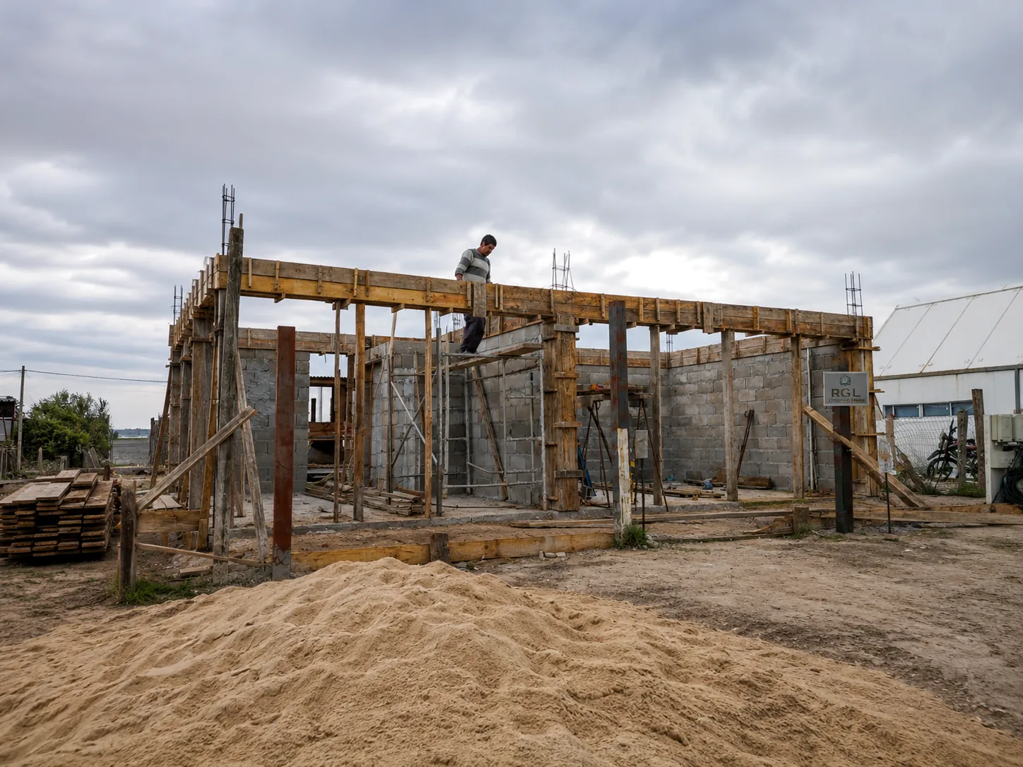 Obra residencial con cartel RGL Construcciones