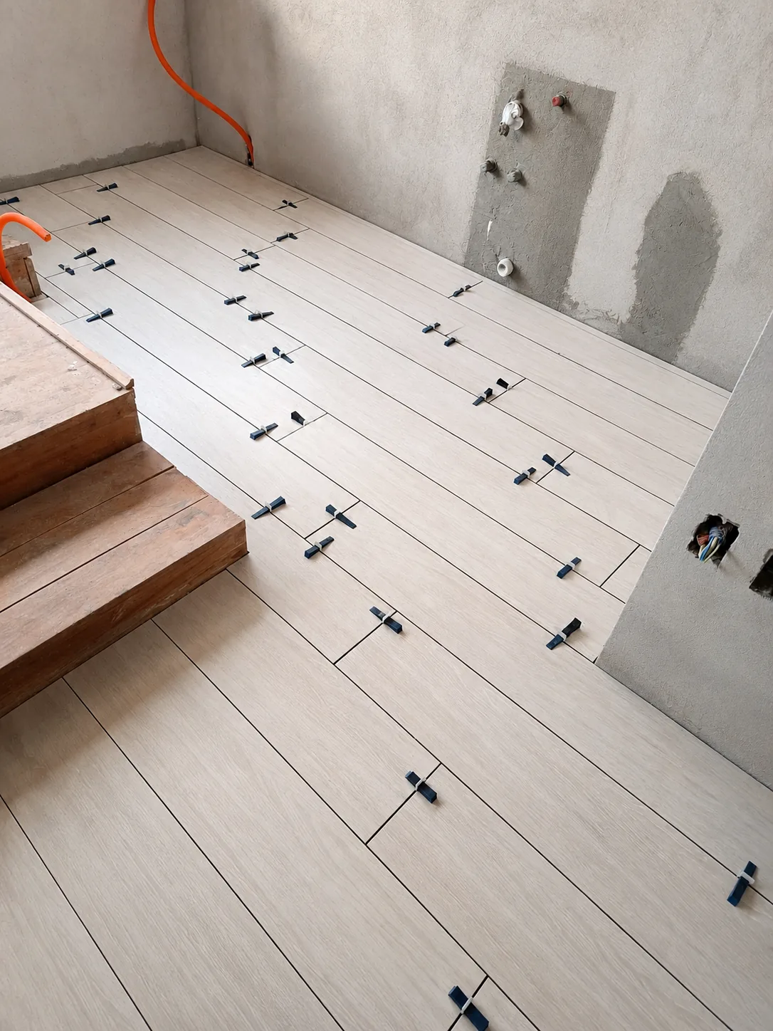 Colocación de piso porcelanato símil madera con separadores de nivelación